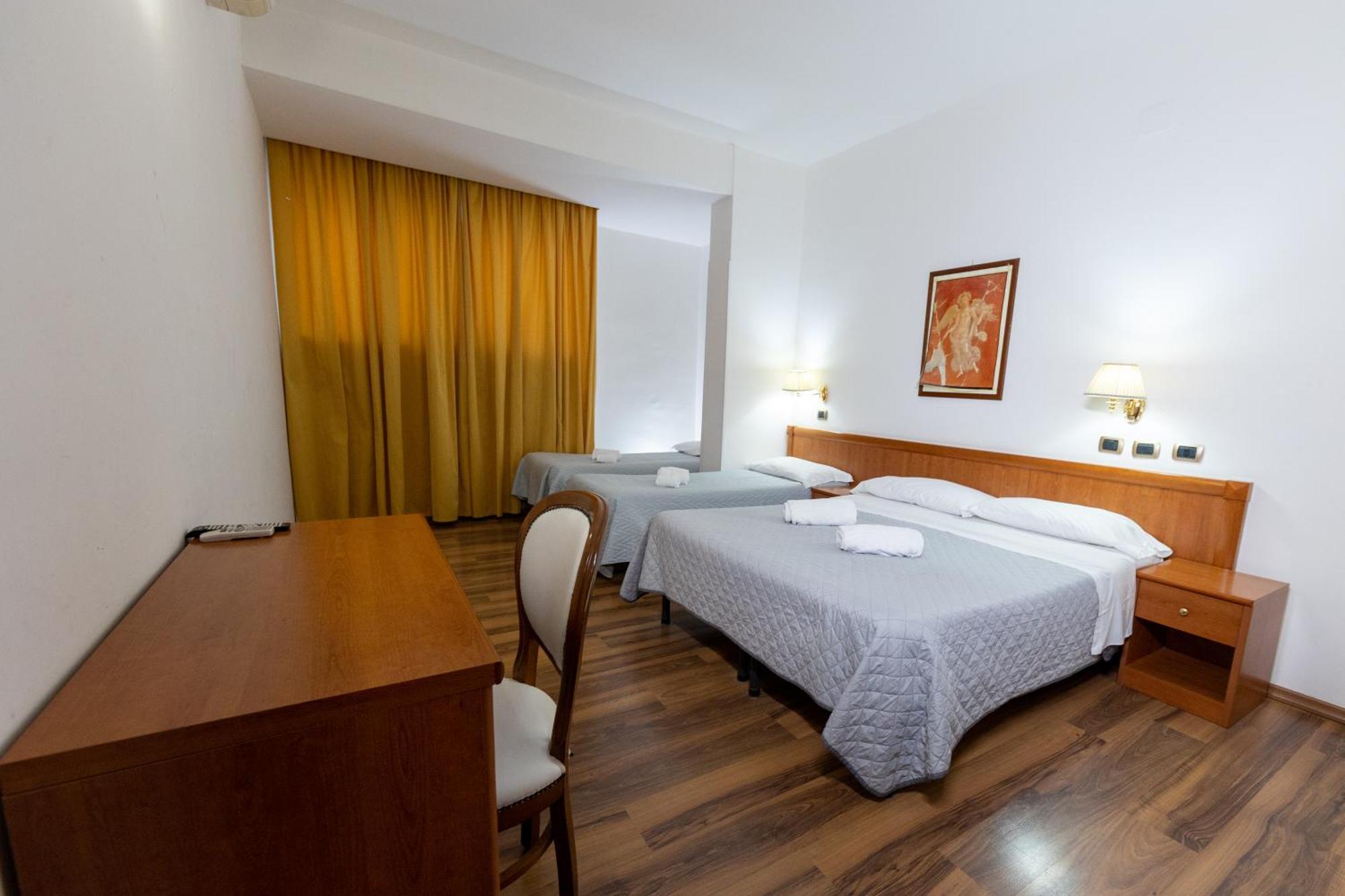B&B H Pompeii Ruins Bagian luar foto